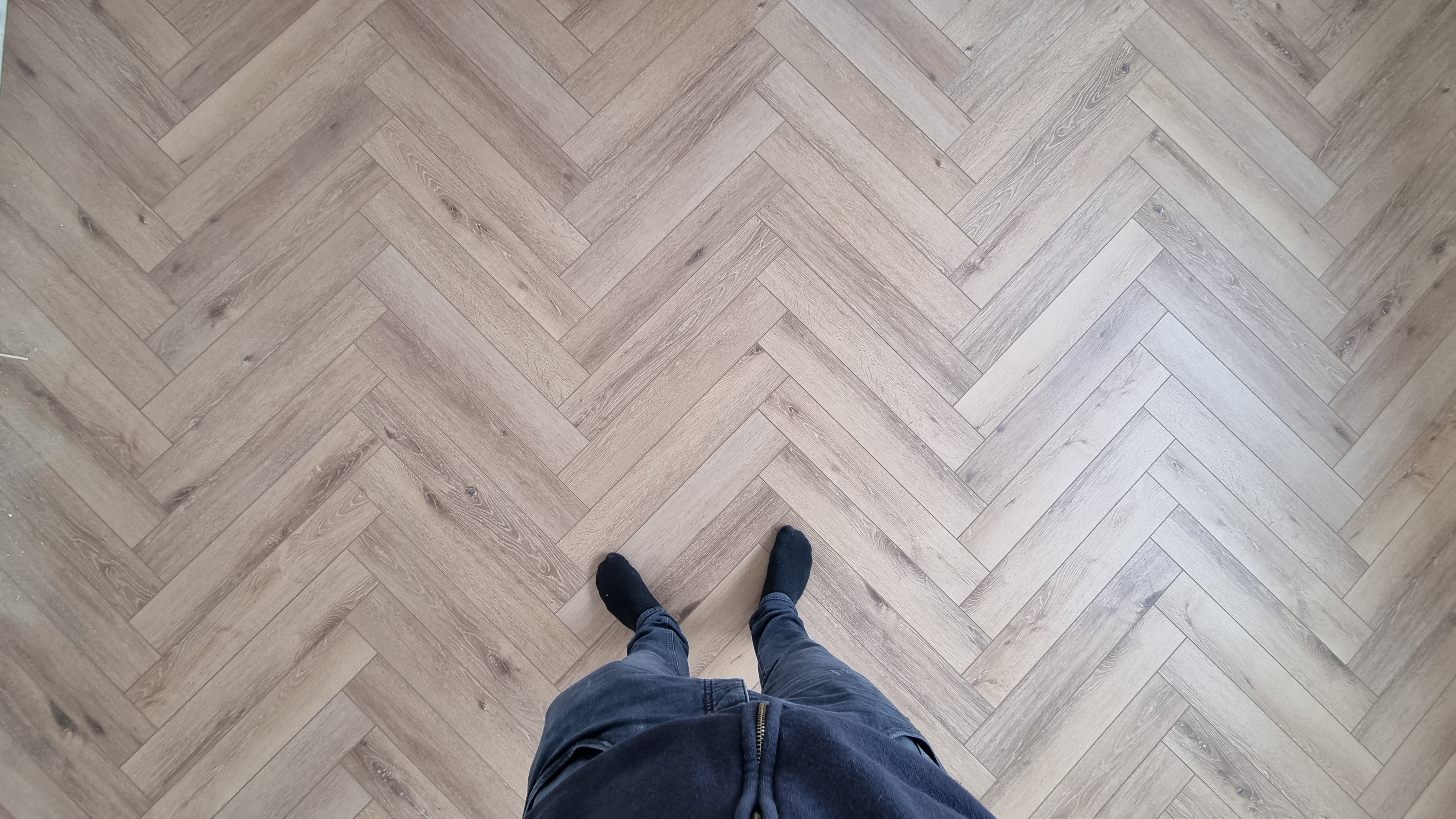 Montaż paneli w Jodełkę - Panele COREtec Authentics Regina 50-LVREH-139 - Nasza realizacja.